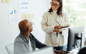 Fractional HR business partner helping her client